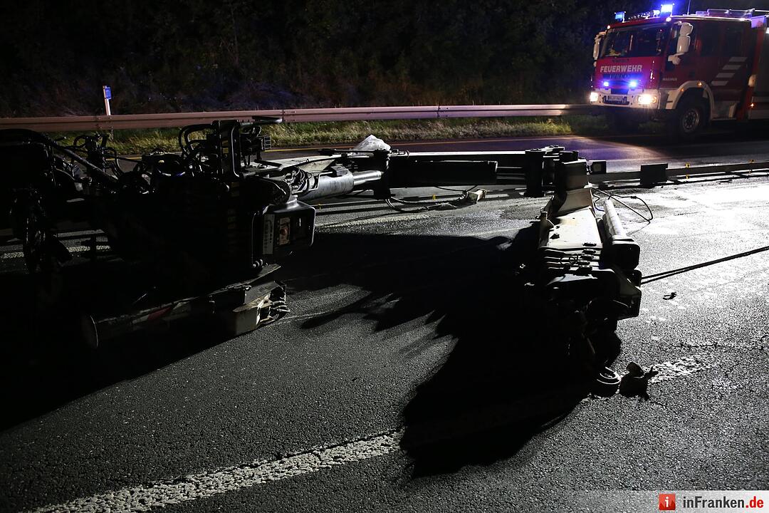 Lkw bleibt mit Kran-Aufbau an Autobahnbrücke hängen