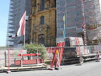 Der Gerüstabbau an der Basilika Vierzehnheiligen hat am südwestlichen Turm bereits begonnen. Jürgen König, Leiter des Staatlichen Bauamtes Bamberg, veranschaulicht anhand von Detailaufnahmen die Instandsetzungsarbeiten an den Sandsteinkapitellen. Mitarbeiter Walter Christa (dahinter) war einer der ersten, die sich von einem Hubsteiger aus ein Bild von den Schäden machten. Fotos: R. Popp