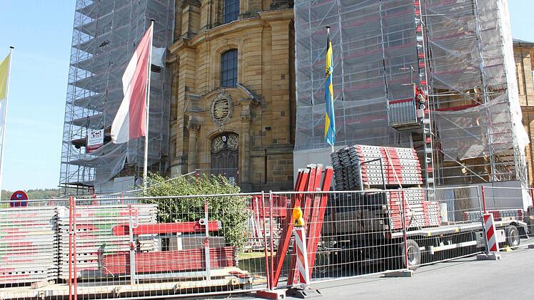 Der Gerüstabbau an der Basilika Vierzehnheiligen hat am südwestlichen Turm bereits begonnen. Jürgen König, Leiter des Staatlichen Bauamtes Bamberg, veranschaulicht anhand von Detailaufnahmen die Instandsetzungsarbeiten an den Sandsteinkapitellen. Mitarbeiter Walter Christa (dahinter) war einer der ersten, die sich von einem Hubsteiger aus ein Bild von den Schäden machten. Fotos: R. Popp