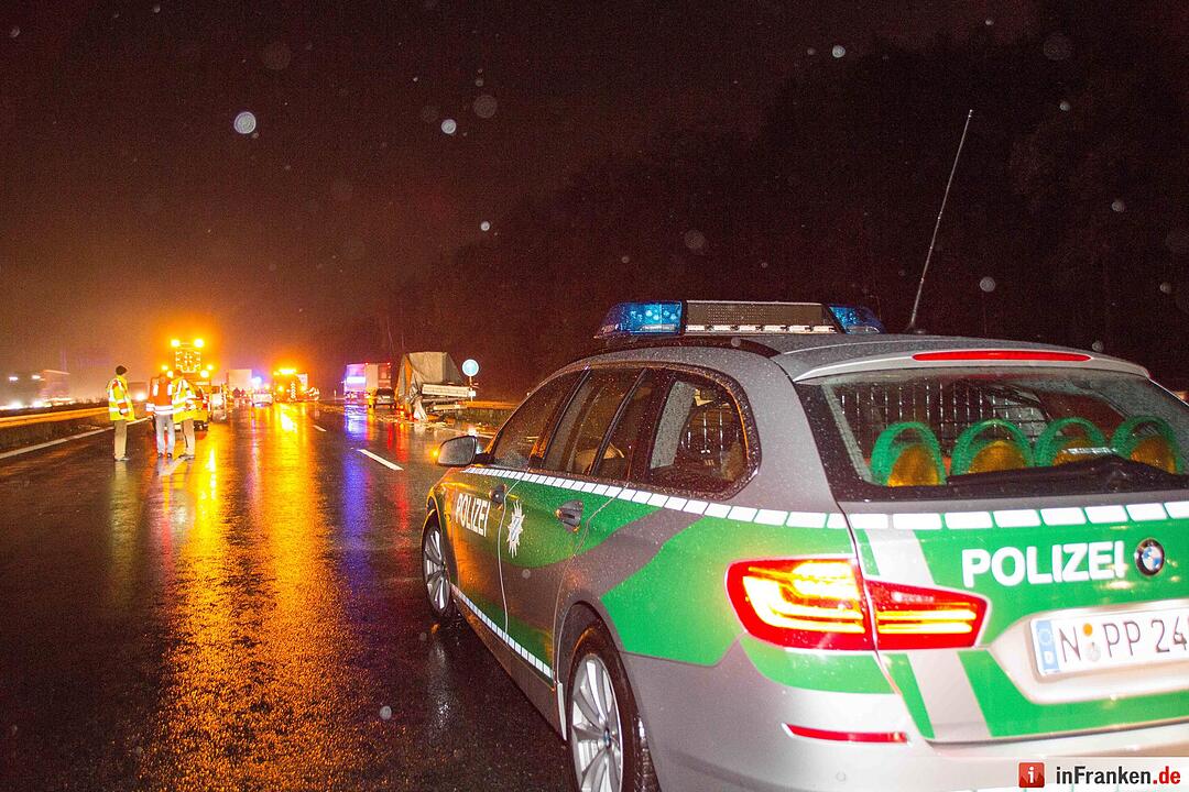 Achsbruch führt zur Vollsperrung – Sieben Fahrzeuge durch herumfliegende Ladung beschädigt