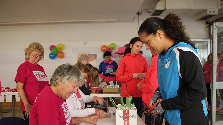 Jährlich am 3. Oktober laufen in Bad Brückenau Frauen zugunsten der Brustkrebsvorsorge. Foto: Ulrike Müller