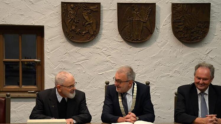 Der Jubilar Anton Otte (ganz links im Bild) mit dem 1. Bürgermeister Helmut Krämer (CSU/Einigkeit) und dem zweiten Bürgermeister Hans Göller (SPD), die er beide getraut hatte. Andrea Spörlein