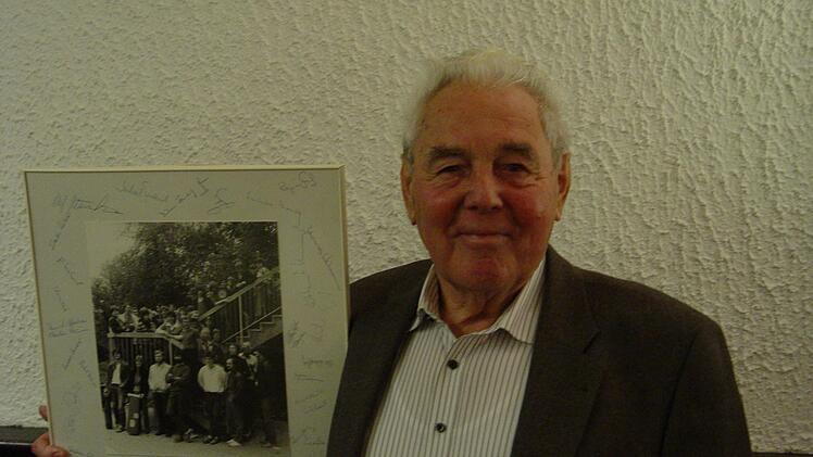 Herbert Deppisch aus Werneck brachte ein Foto der Freundeskreis-Gründungsmitglieder (mit Unterschriften) als Geschenk. Er selbst war 25 Jahre lang 1. Vorsitzender. Foto: Brigitta Kempe-Wolf