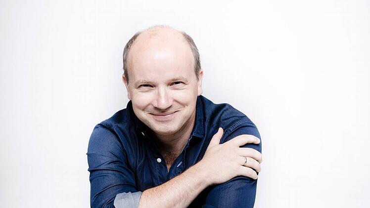 Coburgs Generalmusikdirektor Roland Kluttig dirigiert die Neuinszenierung von "Rusalka" am Landestheater.Foto: Marco Borggreve