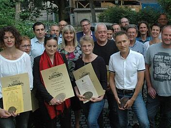 Der Weg war teilweise lang und steil, erforderte hohes Engagement und etliche finanzielle Mittel. Diese Eigent&uuml;mer und Firmenvertreter wurden f&uuml;r die gelungene Sanierung ihrer Immobilien von der Gemeinschaft Stadtbild Coburg und der Stadt Coburg mit Medaillen und Urkunden ausgezeichnet. Foto: Edwin Mei&szlig;inger