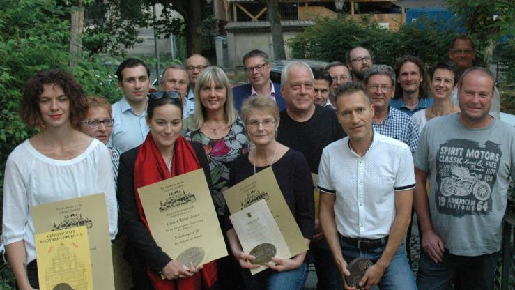 Der Weg war teilweise lang und steil, erforderte hohes Engagement und etliche finanzielle Mittel. Diese Eigent&uuml;mer und Firmenvertreter wurden f&uuml;r die gelungene Sanierung ihrer Immobilien von der Gemeinschaft Stadtbild Coburg und der Stadt Coburg mit Medaillen und Urkunden ausgezeichnet. Foto: Edwin Mei&szlig;inger