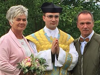 Stolz sind die Eltern des Neupriesters Julian Altmann, Ulrike und Jürgen Altmann aus Kehlbach, nach der Primizfeier in Wigratzbad.Karl-Heinz Hofmann