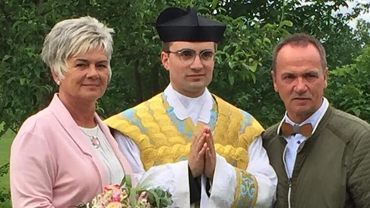 Stolz sind die Eltern des Neupriesters Julian Altmann, Ulrike und Jürgen Altmann aus Kehlbach, nach der Primizfeier in Wigratzbad.Karl-Heinz Hofmann