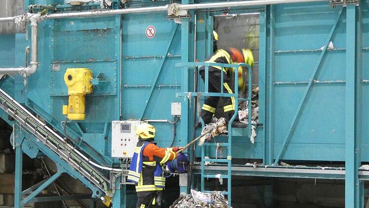 Auch im Inneren des Aufnahmebunkers mussten noch einzelne Glutnester gelöscht werden.
