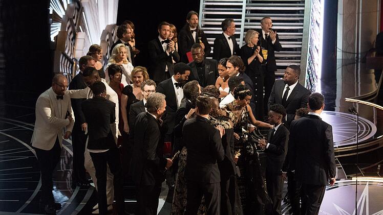 "And the Oscar goes to ... 'La La Land'" - NICHT! Laudator Warren Beatty hatte 2017 den Musicalfilm bereits in der Kategorie "Bester Film" zum Gewinner ausgerufen und die &uuml;bergl&uuml;ckliche Crew bei sich auf der B&uuml;hne, als er zur&uuml;ckgepfiffen wurde.