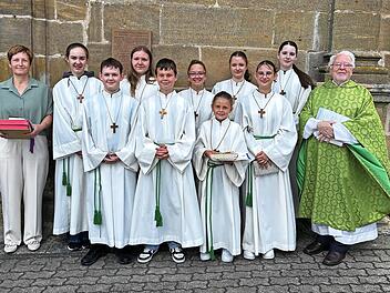 Lektorin Susanne Gehringer,Ministranten (es fehlt Elena Kropp, Pfarrer Zettelmaier i.R. (von links)