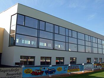 Wie viele kommerzielle Veranstaltungen verträgt die sanierte Sander Turnhalle? Drei im Jahr meint der Gemeinderat.  Foto:  ab