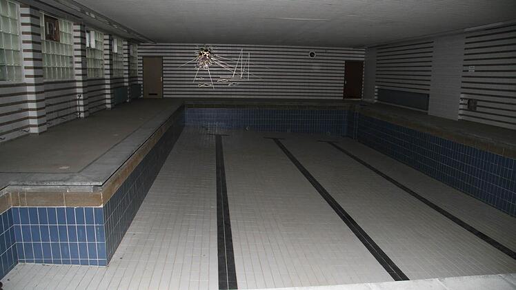 Ein neues Schwimmbad ist definitiv nicht geplant. Die Anlage unter der Halle ist schon lange nicht mehr benutzbar. Foto: Sonja Adam