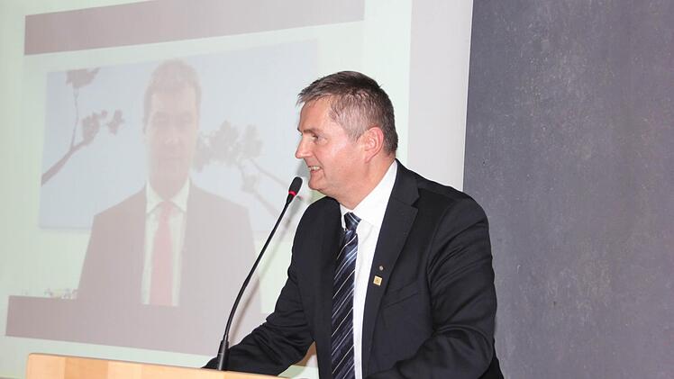 Thomas Luger startet die Videobotschaft von Markus Söder.  Foto: Friedwald Schedel
