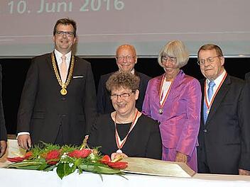 Die Geehrten mit Bürgermeister Christian Lange (mit Kette) beim Eintrag in das Goldene Buch der Stadt Bamberg Fotos: Ronald Rinklef