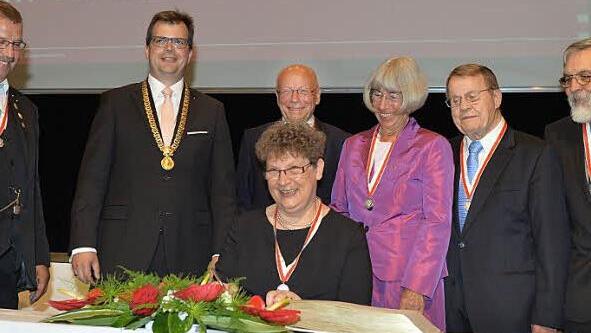 Die Geehrten mit Bürgermeister Christian Lange (mit Kette) beim Eintrag in das Goldene Buch der Stadt Bamberg Fotos: Ronald Rinklef