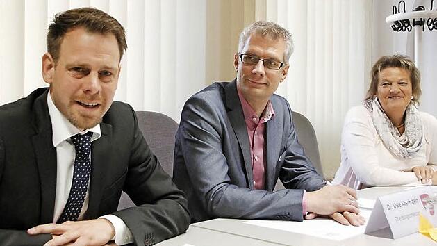 Ein Jahrgang, zwei Karrieren: Forchheims neuer Krankenhausdirektor Sven Malte Oelkers (links) an der Seite des ebenfalls noch amtsfrischen Oberb&uuml;rgermeisters Uwe Kirschstein. Rechts die stellvertretende Klinikgesch&auml;ftsf&uuml;hrerin Margit Hallmann.  Foto:Andreas Oswald