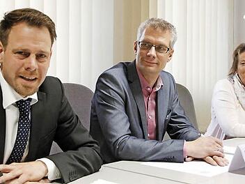 Ein Jahrgang, zwei Karrieren: Forchheims neuer Krankenhausdirektor Sven Malte Oelkers (links) an der Seite des ebenfalls noch amtsfrischen Oberbürgermeisters Uwe Kirschstein. Rechts die stellvertretende Klinikgeschäftsführerin Margit Hallmann.  Foto:Andreas Oswald