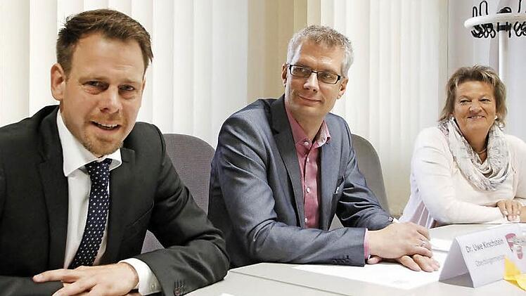 Ein Jahrgang, zwei Karrieren: Forchheims neuer Krankenhausdirektor Sven Malte Oelkers (links) an der Seite des ebenfalls noch amtsfrischen Oberbürgermeisters Uwe Kirschstein. Rechts die stellvertretende Klinikgeschäftsführerin Margit Hallmann.  Foto:Andreas Oswald