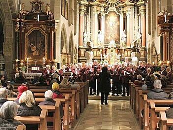 Der Neunkirchner Chor bei seinem Auftritt in der örtlichen Pfarrkirche Foto: Hermann Hahn