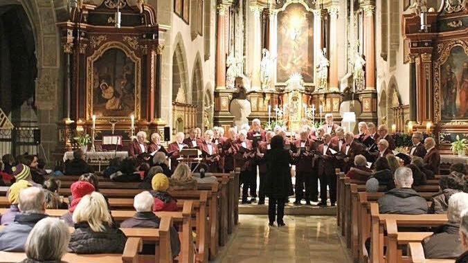 Der Neunkirchner Chor bei seinem Auftritt in der örtlichen Pfarrkirche Foto: Hermann Hahn