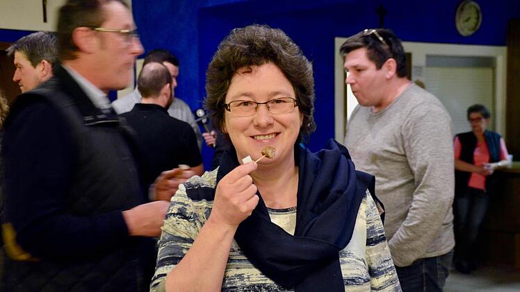Beate Wolf betreibt eine Waldgaststätte mit Landwirtschaft und Direktvermarktung im Fichtelgebirge. Trotz zweieinhalb Stunden Anreise ließ sie es sich nicht nehmen, bei der Gründungsversammlung des Vereins dabei zu sein. Hier probiert die 47-Jährige ein Stück frisch gebrutzelter Bratwurst. Foto: Kathrin Kupka-Hahn