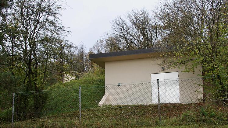 Hoch über Ebelsbach steht dieser "Hochbehälter" für die Trinkwasserversorgung, für welche die Gebühren neu berechnet wurden.Foto: Günther Geiling