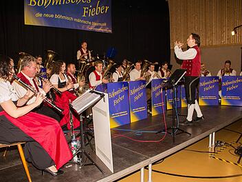 Ein abwechslungsreiches Programm an schönen böhmischen Polkas, Märschen und Walzern präsentierte das "Böhmische Fieber" bei seinem Konzert in der TV-Halle in Augsfeld zur Verabschiedung seines Dirigenten Florian Unkauf.  Ulrike Langer