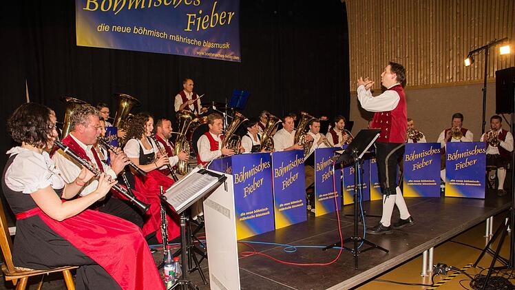 Ein abwechslungsreiches Programm an schönen böhmischen Polkas, Märschen und Walzern präsentierte das "Böhmische Fieber" bei seinem Konzert in der TV-Halle in Augsfeld zur Verabschiedung seines Dirigenten Florian Unkauf.  Ulrike Langer