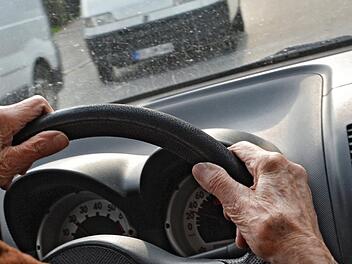 Ein 83-Jähriger rief in Coburg aufgrund seiner extrem unsicheren Fahrweise die Polizei auf den Plan. Der Mann konnte seine Fahrspur nicht halten und war offenbar verwirrt. Jetzt erwartet ihn eine Fahrtauglichkeitsprüfung. Symbolfoto: Felix Kästle/dpa