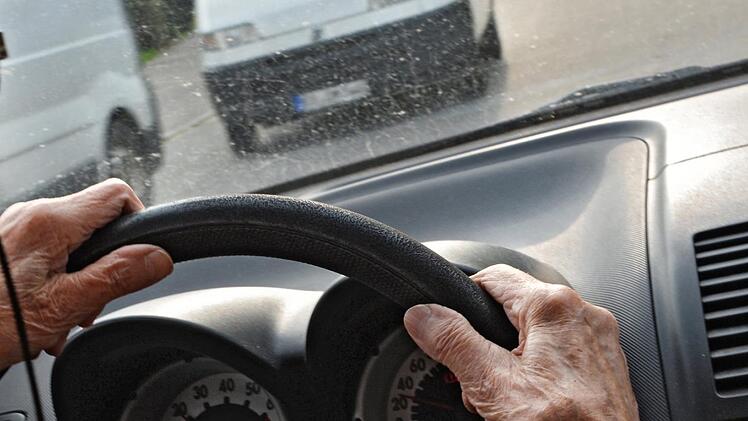Ein 83-Jähriger rief in Coburg aufgrund seiner extrem unsicheren Fahrweise die Polizei auf den Plan. Der Mann konnte seine Fahrspur nicht halten und war offenbar verwirrt. Jetzt erwartet ihn eine Fahrtauglichkeitsprüfung. Symbolfoto: Felix Kästle/dpa