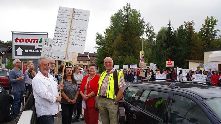 Am Montagabend (27. August) demonstrierten in Weißenbrunn rund 120 Menschen gegen die Gründung eines AfD-Ortsverbandes Kronach Stadt und  Land. Foto: Marco Meißner