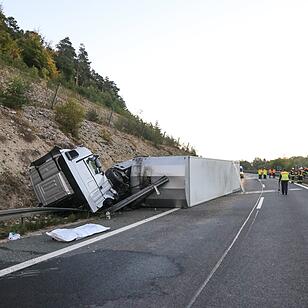 Gegen Felswand gekracht und aus Fahrzeug geschleudert
