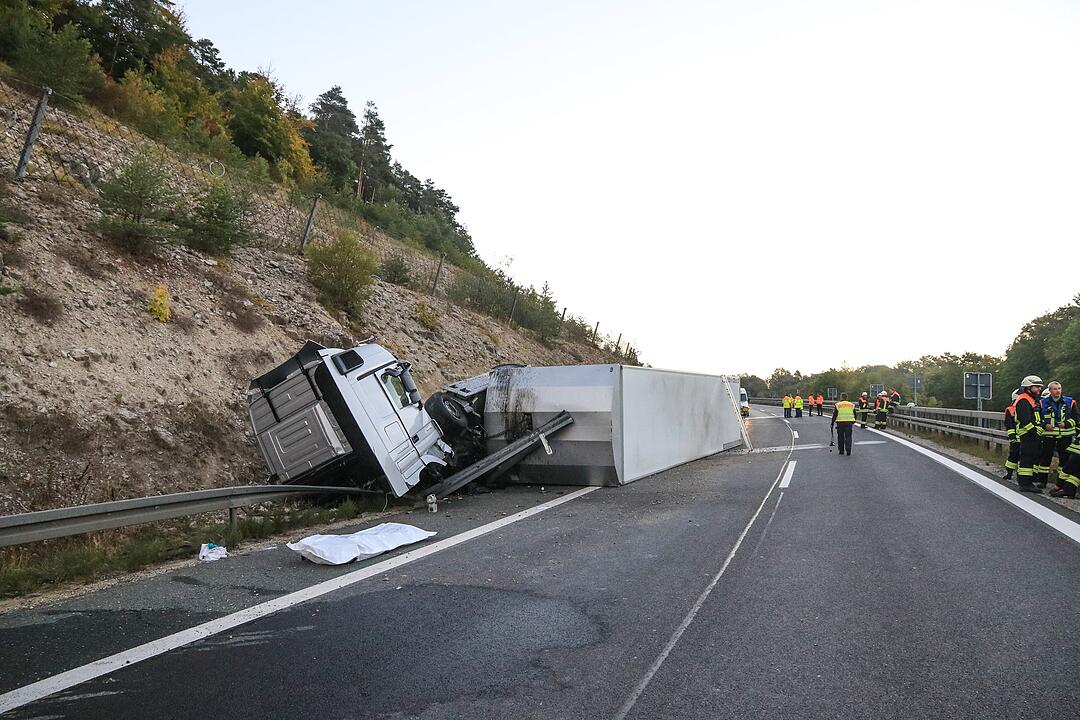 Gegen Felswand gekracht und aus Fahrzeug geschleudert