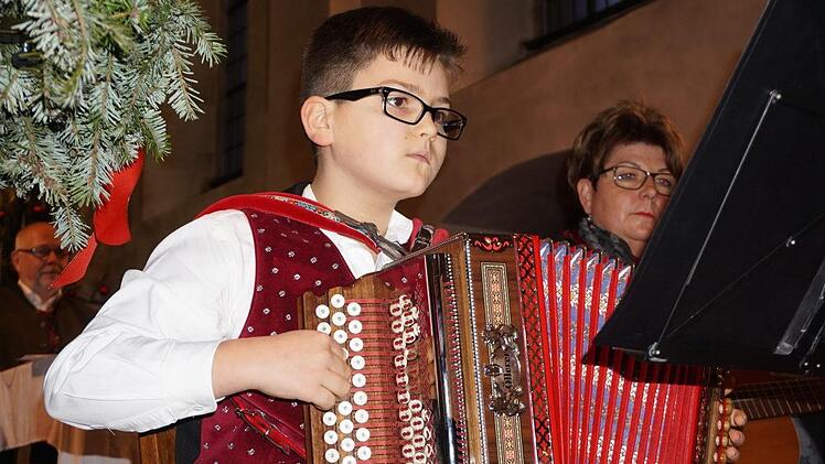 Der elfjährige Justin Huppmann spielte auf seiner Steierischen Harmonika. Foto: Marion Eckert