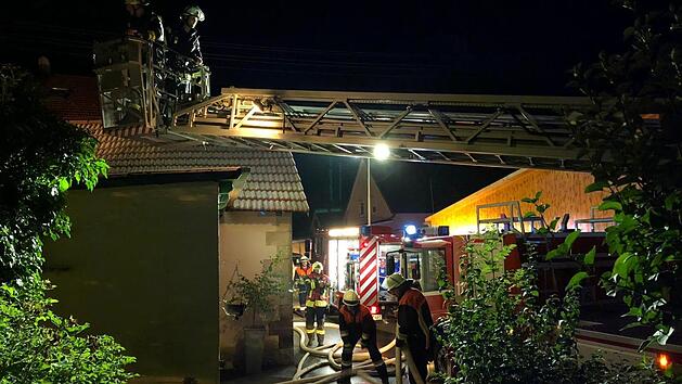 Die Feuerwehren hatten den Brand schnell unter Kontrolle. Am Ende wurde noch mit Wärmebildkameras nach Glutnestern gesucht. Foto: Stefan Wickelin