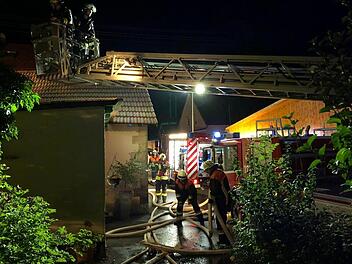 Die Feuerwehren hatten den Brand schnell unter Kontrolle. Am Ende wurde noch mit Wärmebildkameras nach Glutnestern gesucht. Foto: Stefan Wickelin