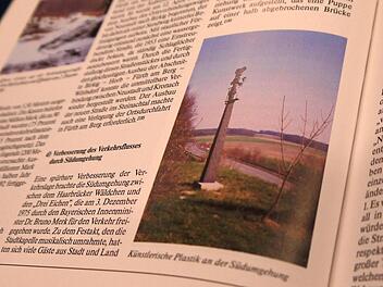 Fundstück: Helmut Scheuerich   schrieb bereits 1993 über den Bau der Südumgehung  und fotografierte die Stele.Foto: Berthold Köhler