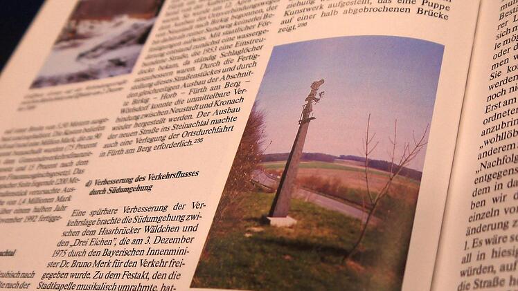 Fundstück: Helmut Scheuerich   schrieb bereits 1993 über den Bau der Südumgehung  und fotografierte die Stele.Foto: Berthold Köhler