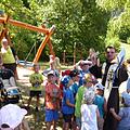 Letztes Jahr segnete der ehemalige Gößweinsteiner Pfarrer Pater Flavian Michali eine neue Mikado-Kletterwand im Garten des Kindergartens St. Franziskus. Hier sind für das kommende Kindergartenjahr nun 18 Kinder zu viel angemeldet. Foto: Thomas Weichert/Archiv