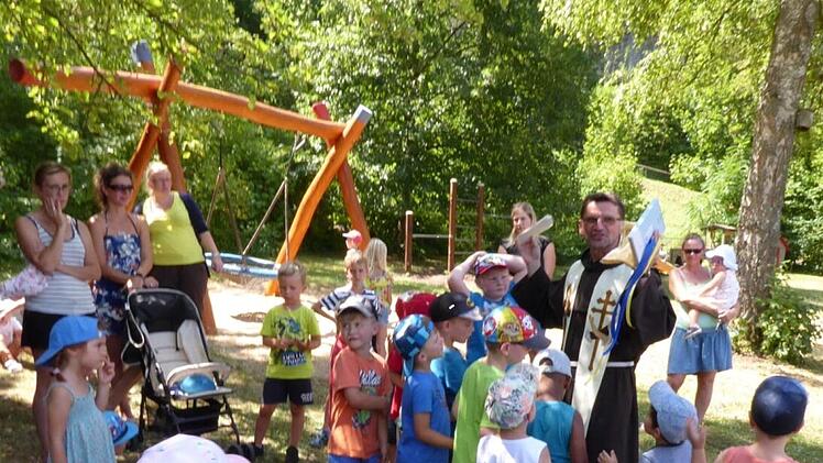 Letztes Jahr segnete der ehemalige Gößweinsteiner Pfarrer Pater Flavian Michali eine neue Mikado-Kletterwand im Garten des Kindergartens St. Franziskus. Hier sind für das kommende Kindergartenjahr nun 18 Kinder zu viel angemeldet. Foto: Thomas Weichert/Archiv