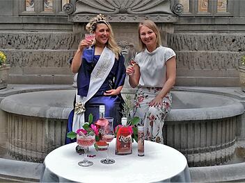 Edelbrandsommelière Franziska Bischof (rechts) und Bad Kissingens Rosenkönigin Lynnette Hartlieb genießen den neuen Bad Kissinger Rosenblütenlikör - pur und gespritzt.