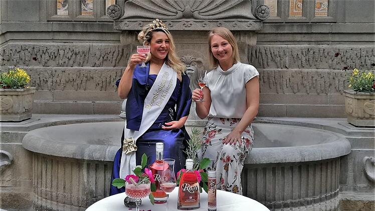 Edelbrandsommelière Franziska Bischof (rechts) und Bad Kissingens Rosenkönigin Lynnette Hartlieb genießen den neuen Bad Kissinger Rosenblütenlikör - pur und gespritzt.
