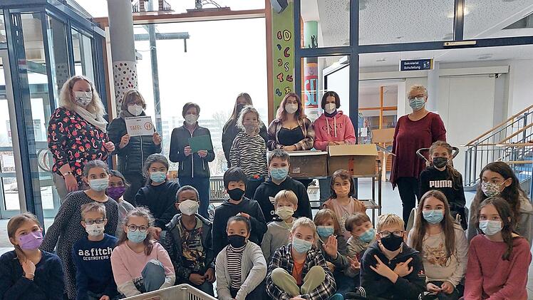 Stellvertretend f&uuml;r die Schulfamilie waren die Sch&uuml;lersprecher, einige Sch&uuml;lerinnen aus Klasse 9 sowie einige Viertkl&auml;ssler bei der Spenden&uuml;bergabe mit Elke Bollmann und Helga Kirsch (2. und 3. hinten links) dabei.