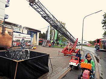 Begehrt waren f&uuml;r die angehenden Floriansj&uuml;nger die Fahrten mit dem Feuerwehrauto, aber auch mit den Kinderfahrzeugen (im Bild) wurde um die Wette gefahren.