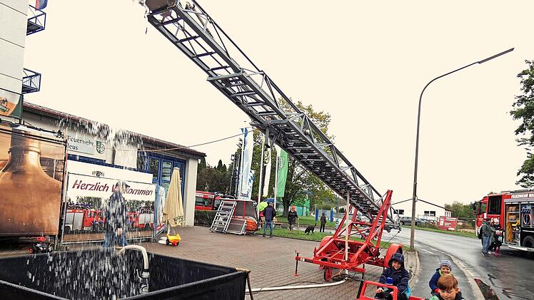 Begehrt waren f&uuml;r die angehenden Floriansj&uuml;nger die Fahrten mit dem Feuerwehrauto, aber auch mit den Kinderfahrzeugen (im Bild) wurde um die Wette gefahren.