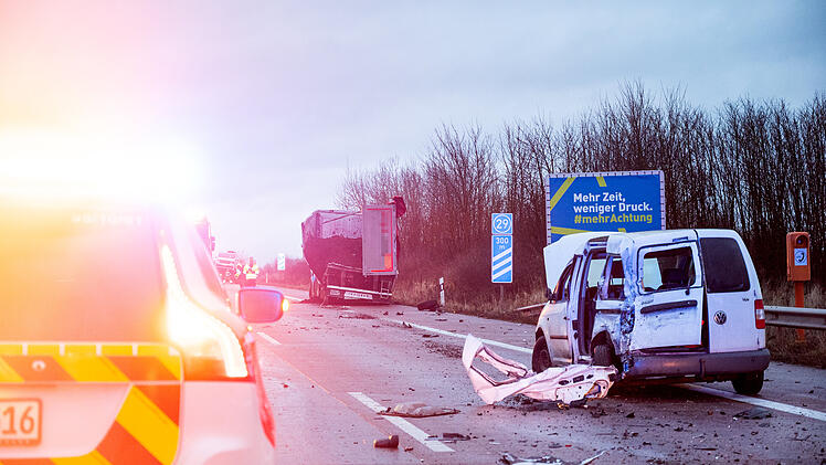 Spektakulärer Unfall auf A1: Mist-Lkw verursacht 18 Verletzte und totalen Stillstand