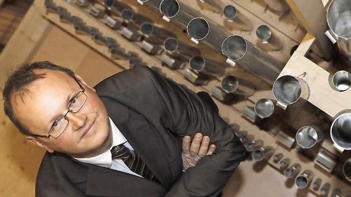 Georg Hagel im Orgelgehäuse der Basilika Vierzehnheiligen Foto: p