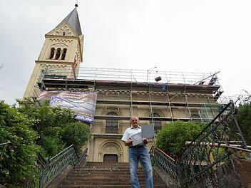 Kirchenpfleger Peter Koberstein zeigt zwei bereits beschriftete Schiefer. Foto: Arkadius Guzy