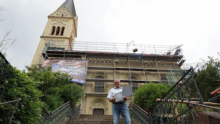 Kirchenpfleger Peter Koberstein zeigt zwei bereits beschriftete Schiefer. Foto: Arkadius Guzy